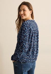 Maglietta a maniche lunghe in stampa animale blu navy e azzurro chiaro, con un fit rilassato, leggere pieghe sul retro e scollo tondo.