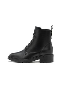 Botas de tobillo de cuero negro con cordones en la parte delantera, punta redondeada y tacón bajo tipo bloque. Presentan una cinta en la parte posterior y costuras laterales sutiles.