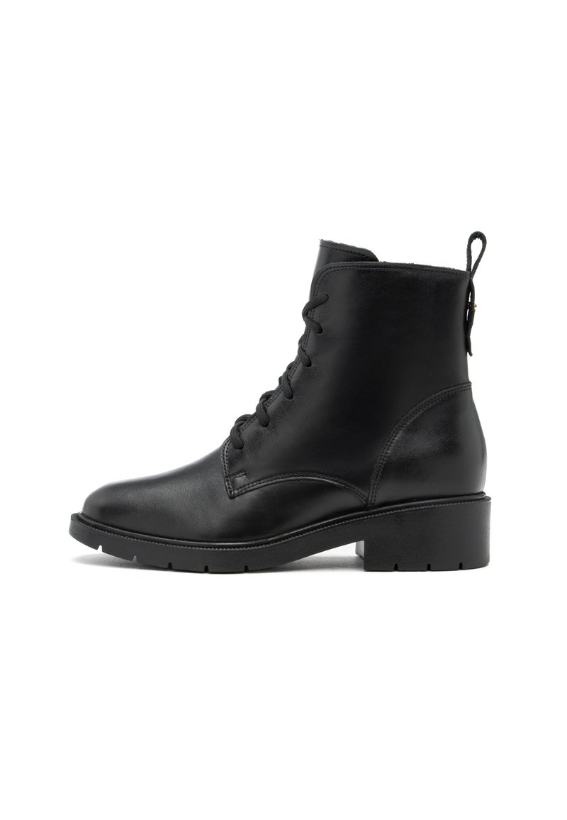 Botas de tobillo de cuero negro con cordones en la parte delantera, punta redondeada y tacón bajo tipo bloque. Presentan una cinta en la parte posterior y costuras laterales sutiles.