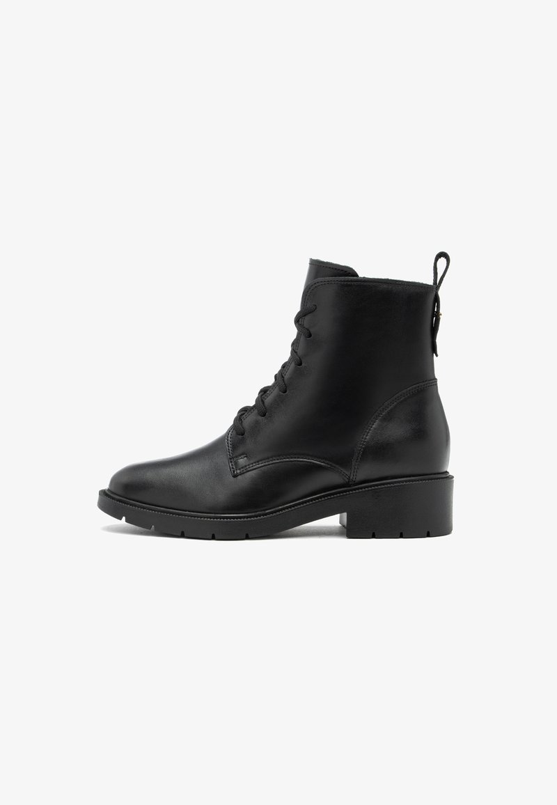 Botas de tobillo de cuero negro con cordones en la parte delantera, punta redondeada y tacón bajo tipo bloque. Presentan una cinta en la parte posterior y costuras laterales sutiles.