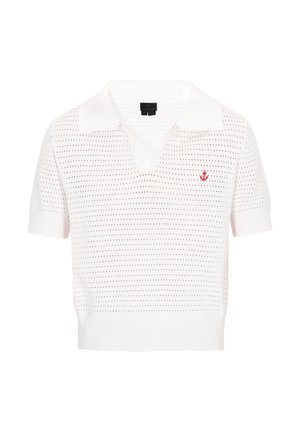 Polo de punto blanco con manga corta y diseño perforado, presenta un escote en V y un bordado de ancla roja en el lado izquierdo del pecho.