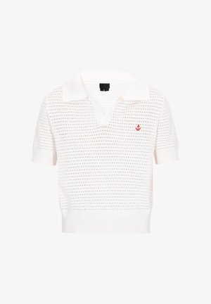 Korte mouwen, witte gebreide polo met een geperforeerd ontwerp, met een V-hals en contrasterende rode ankerborduursel op de linkerborst.