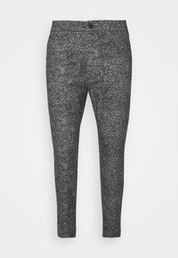 Wolmix, tapered broeken in donkergrijs met een gestructureerde afwerking, voorzien van een enkele knoopsluiting en riemlussen.
