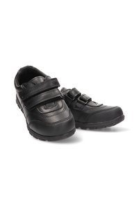Zapatos negros con dos correas de Velcro, material sintético, punta redondeada, acentos texturizados y suelas de goma para mayor tracción.