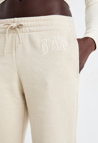 GAP HERITAGE JOGGER - Trainingsbroek - bedrock