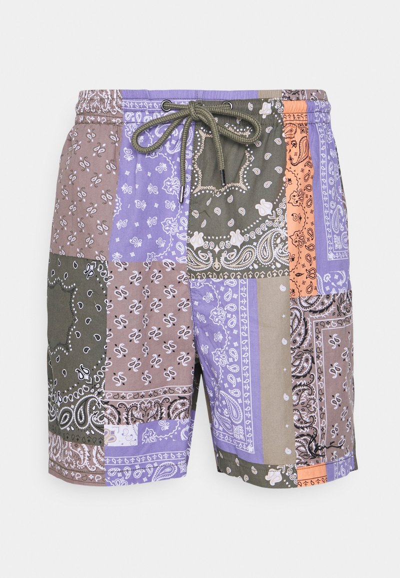Multikoloru peldbikses ar aplikāciju dizainu, kas ietver bandanas rakstus. Materiāls ir viegls, ar elastīgu jostasvietu un saites akcentiem.