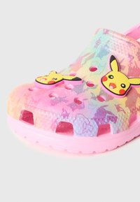 Sabot en plastique coloré avec un dégradé de rose, violet et bleu, avec des accents Pikachu et plusieurs trous de ventilation.