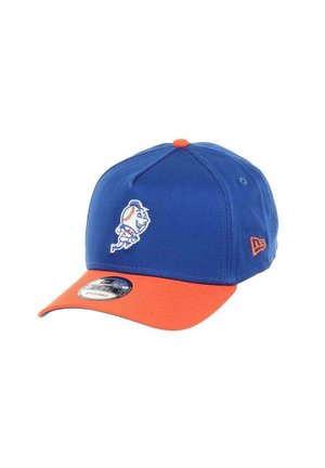 Blaues Baseballcap mit einem orangefarbenen Schirm, das ein Cartoon-Maskottchen-Logo auf der Vorderseite und einen roten Knopf oben hat. Strukturiertes Design, Baumwollmaterial.