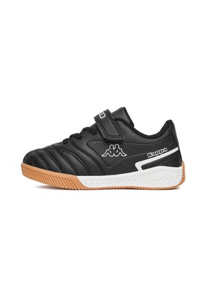 Czarny dziecięcy sneaker Kappa z paskiem na rzep, czarne sznurówki, biała środkowa podeszwa i gumowa podeszwa zewnętrzna, pokazany z boku na białym tle.