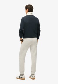 Superdry & Co ESSENTIAL LOGO JOGGERS - Trainingsbroek - gletschergrau meliert