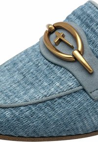 Pantofii slip-on împletiți, de culoare albastră, cu un upper texturat, accente din suede gri și o cataramă decorativă și accesorii în tonuri de aur.