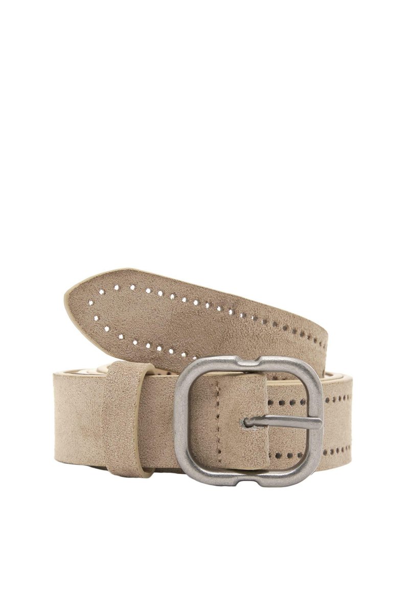 Curea din nubuc bej cu o cataramă rectangulară din metal argintiu. Dispune de mai multe găuri pentru ajustare și are o textură netedă.