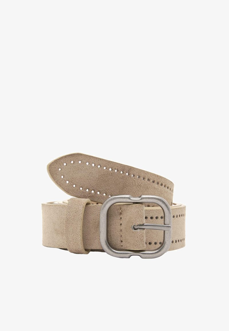 Ceinture en daim beige avec une boucle en métal argenté rectangulaire. Présente plusieurs trous pour un ajustement et une texture lisse.