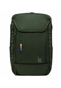 Sac à dos vert foncé fabriqué à partir de matériaux recyclés, doté d'une poche zippée à l'avant avec un accent bleu et orange, ainsi qu'un logo sur le devant.