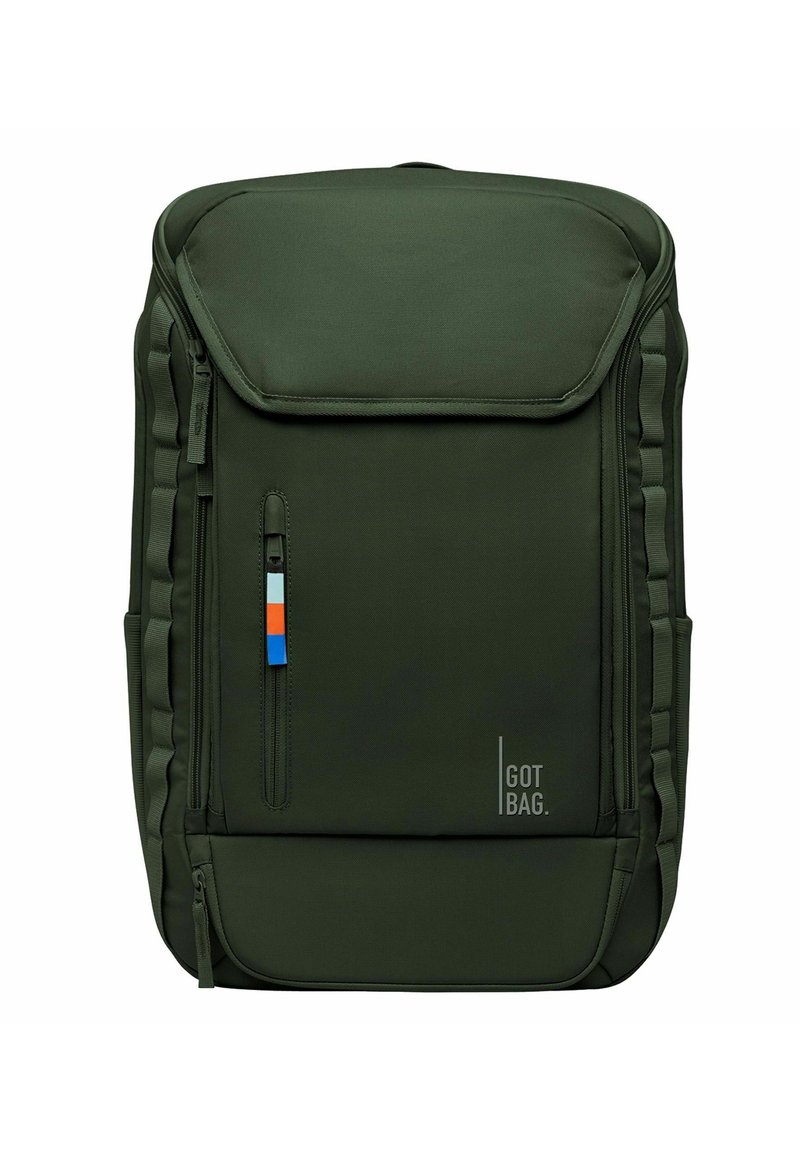 Sac à dos vert foncé fabriqué à partir de matériaux recyclés, doté d'une poche zippée à l'avant avec un accent bleu et orange, ainsi qu'un logo sur le devant.