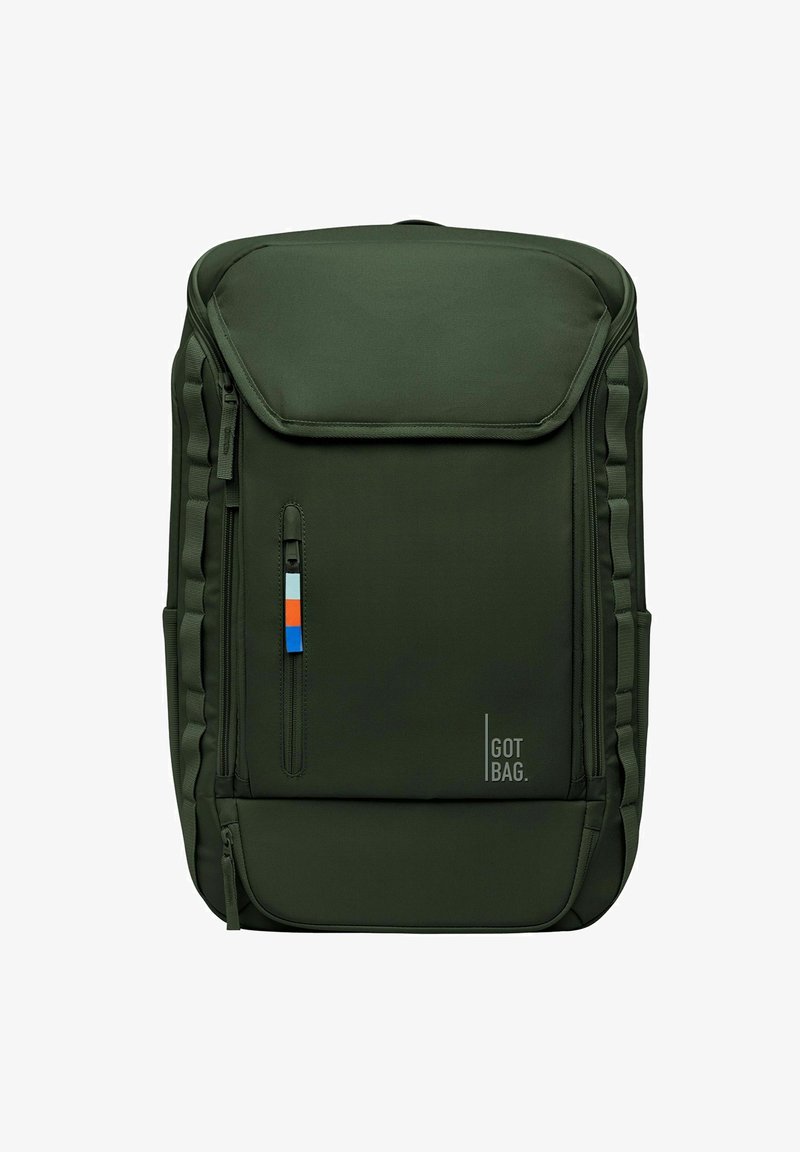 Mochila verde oscuro hecha de materiales reciclados, con un bolsillo frontal con cremallera que tiene un acento azul y naranja, y un logotipo en la parte frontal.