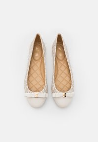 Beige Michael Kors balerina cipők, bézs párnázott talppal, monogramm mintás anyaggal és fehér orr-részekkel, amelyeket arany díszítésű masnik ékesítenek.