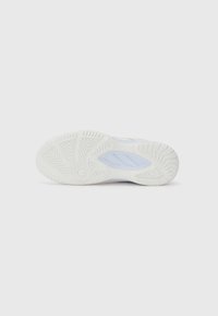Weiße Sportschuhsohle mit strukturierten Grip-Mustern, einem hellblauen Akzentpaneel und einer verstärkten Ferse für zusätzlichen Halt.