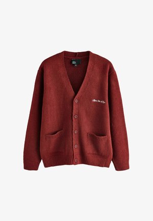 Rød uldcardigan med v-udskæring, seks knapper og to frontlommer. Har ribstrikkede manchetter og kant samt diskret tekstbroderi på brystet.