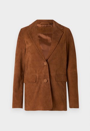 Blazer de camurça castanha com lapela dentada, dois bolsos frontais, fecho de botão único e forro de seda suave.