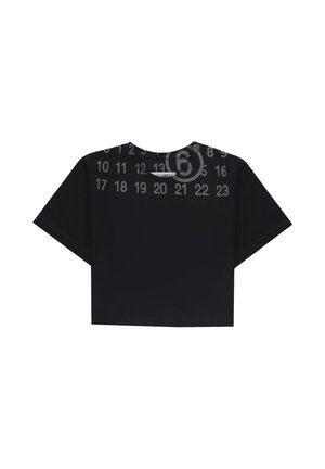 Maglietta nera corta a maniche corte con scollo rotondo, con numeri stampati da 0 a 23 e un numero 6 cerchiato vicino al colletto.