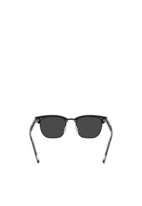 Occhiali da sole neri a forma rettangolare con lenti scure, dettagli in metallo e aste trasparenti. Il design presenta un'estetica audace e minimalista.