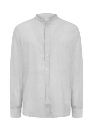 Jasnoszara męska koszula z długim rękawem, wąskimi pionowymi paskami, kołnierzykiem typu mandarynka, zapinana na guziki z przodu oraz zapinane na guziki mankiety.