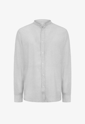 Camisa de hombre de manga larga color gris claro con finas rayas verticales, cuello mao, cierre con botones y puños abotonados.