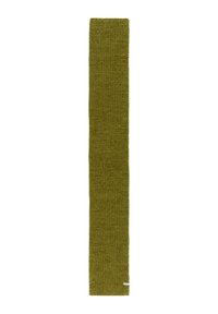 Zielony dziergany szalik, długi i prostokątny, wykonany z teksturowanej tkaniny z delikatnym wzorem. Mała metka na jednym końcu.
