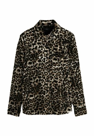 Sæt med langærmet skjorte og bukser med brunt og sort leopardmønster, båret af en person set bagfra mod en ensfarvet baggrund.