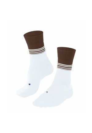 Par hvide ankelsokker med brune kanter og tre vandrette brune striber under kanterne, markeret L og R på tæerne.