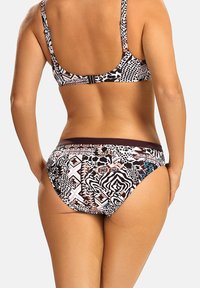 Komplet bikini z czarno-biało-brązowym wzorem zwierzęcym w geometryczne wzory. Regulowane ramiączka oraz zapięcie z tyłu.