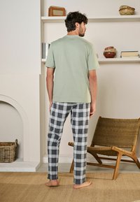 Next MOTIONFLEX COSY SET STANDARD - Nattplagg set - green white check
