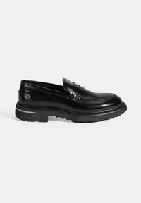 Schwarze Lederleinenschuhe mit glänzender Oberfläche, gesteppten Details und einer massiven Gummisohle, die ein strukturiertes Muster und seitliche Akzente aufweist.