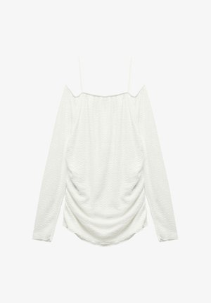 Witte off-shoulder blouse met lange mouwen, voorzien van een textuurstof en geplooide details aan de zijkanten. Subtiele glans, lichtgewicht materiaal.