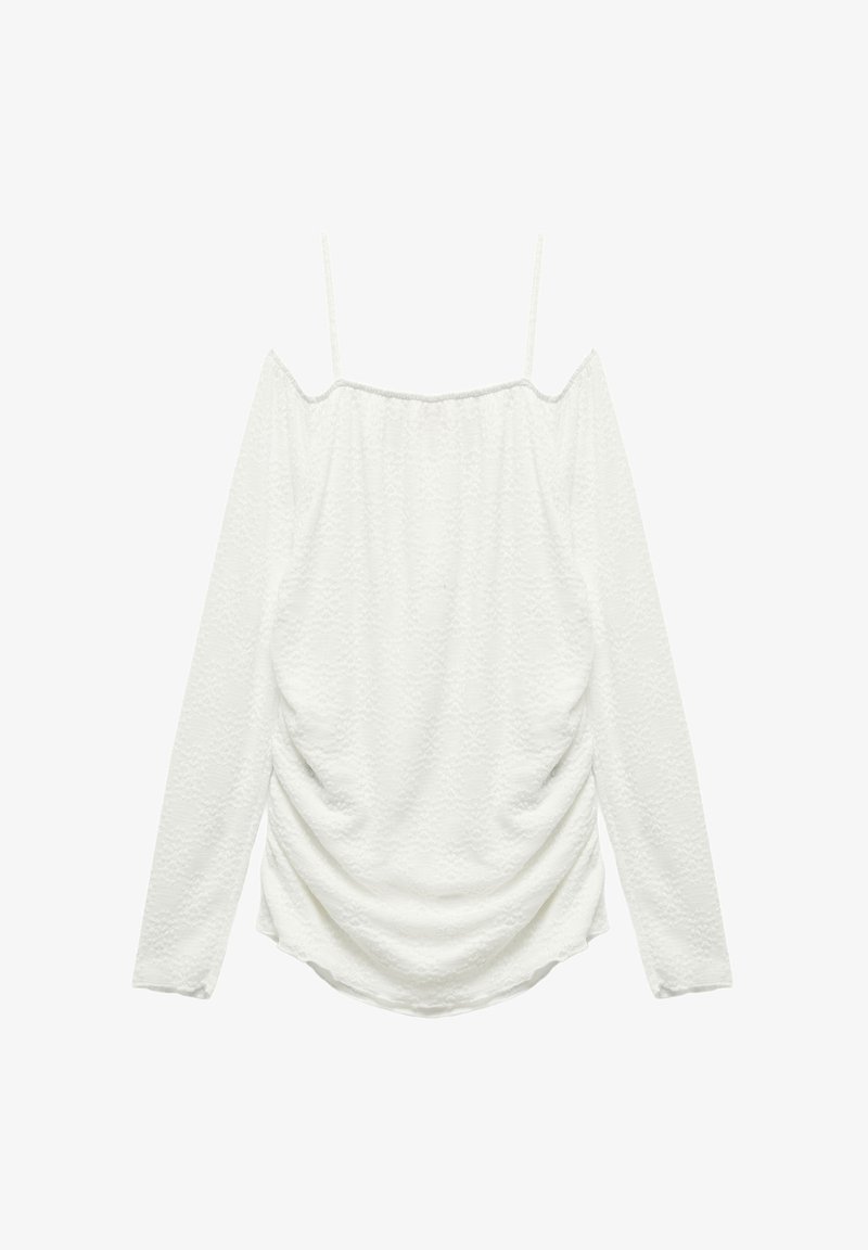 Witte off-shoulder blouse met lange mouwen, voorzien van een textuurstof en geplooide details aan de zijkanten. Subtiele glans, lichtgewicht materiaal.
