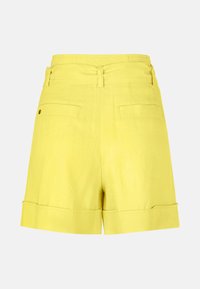 Gelbe Baumwollshorts mit umgeschlagenem Saum, Gesäßtaschen und glatter Textur, ausgestattet mit einem taillierten Bund.