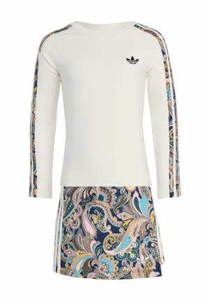 Kremowy top z długim rękawem z kwiatowym nadrukiem paisley w paski na rękawach oraz dopasowana spódnica z nadrukiem paisley i logo Adidas.