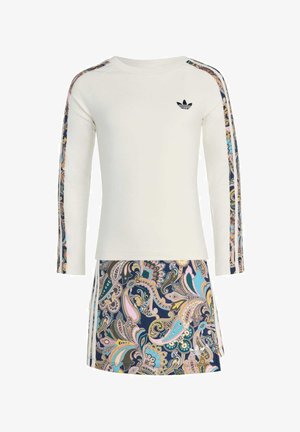 Kremowy top z długim rękawem z kwiatowym nadrukiem paisley w paski na rękawach oraz dopasowana spódnica z nadrukiem paisley i logo Adidas.
