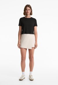 OYSHO LYOCELL BLEND SHORT-SLEEVED CROP - Jednoduché tričko - black
