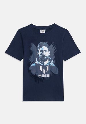 Chemise bleu marine à manches courtes avec une illustration graphique du visage d'un homme barbu et le mot "MESSi" sous l'image.
