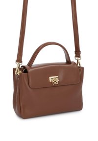 Borsa a mano in pelle marrone con manico superiore, tracolla rimovibile e chiusura rettangolare dorata sulla pattina anteriore.