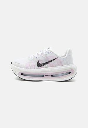Weißer Nike Laufschuh mit schwarzem Swoosh-Logo, Schnürdesign und dicker gepolsterter Sohle mit sichtbarer Air Zoom-Einheit.