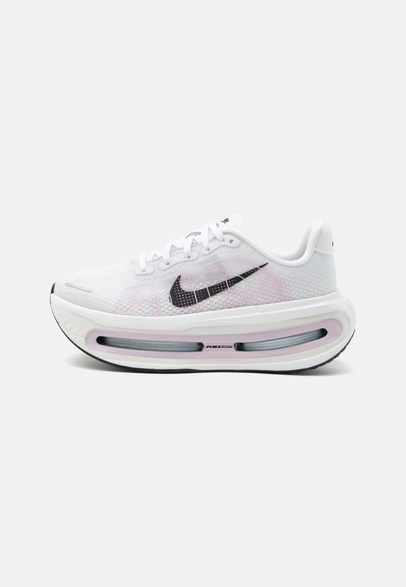 Λευκό αθλητικό παπούτσι Nike με μαύρο λογότυπο Swoosh, σχεδιασμό με κορδόνια και παχύ μαξιλαρωμένο πάτο με ορατή μονάδα Air Zoom.