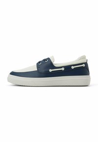 Marinblå och vita slip-on skor med en strukturerad läderöverdel, som har en perforerad tådel, kontrasterande snören och gummisula.