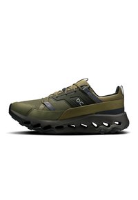 Olijfgroene sportschoenen met een bovenwerk van mesh, versterkte accenten en een dikke, gestructureerde zool met luchtgaten voor demping.