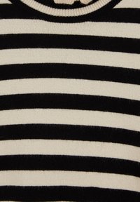 Pulover dungi negre și crem cu guler rotund. Material din tricot moale, cu dungi late alternante și o textură netedă.