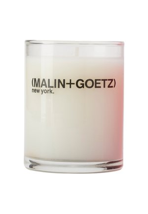 Weiße Kerze in klarem Glasbehälter mit schwarzem Text "MALIN+GOETZ new york." auf der Vorderseite, unbelichteter Docht oben sichtbar.