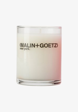 Weiße Kerze in klarem Glasbehälter mit schwarzem Text "MALIN+GOETZ new york." auf der Vorderseite, unbelichteter Docht oben sichtbar.