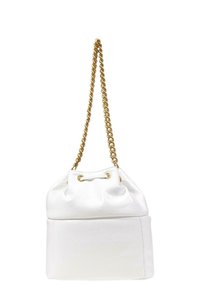 Borsa a secchiello bianca in pelle con tracolla in catena dorata, apertura con coulisse e superficie liscia. Presenta una base strutturata e una leggera lucentezza.
